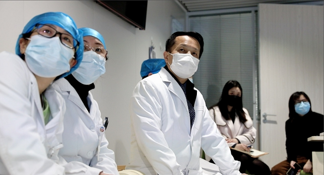 医生围着病人转亚心总医院mdt会诊为晚期肿瘤患者提升生命质量