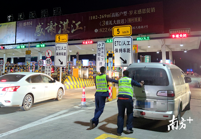 经过努力,故障车顺利"抵达"官渡站出口并往安全区域停靠.