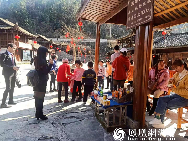 在老家寨景区体验苗疆风韵。