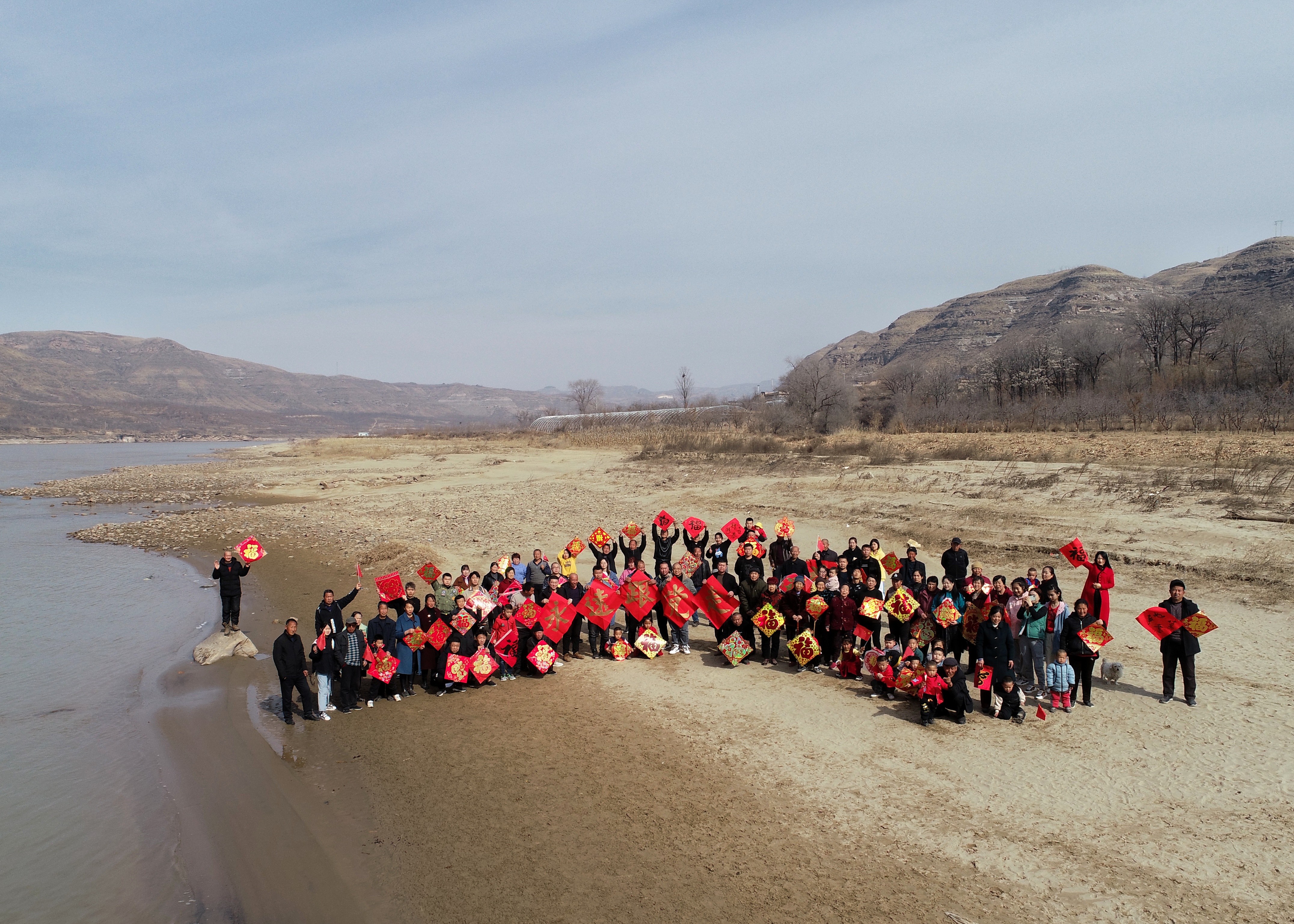 图为山西省永和县阴德河村村民拍摄全村福