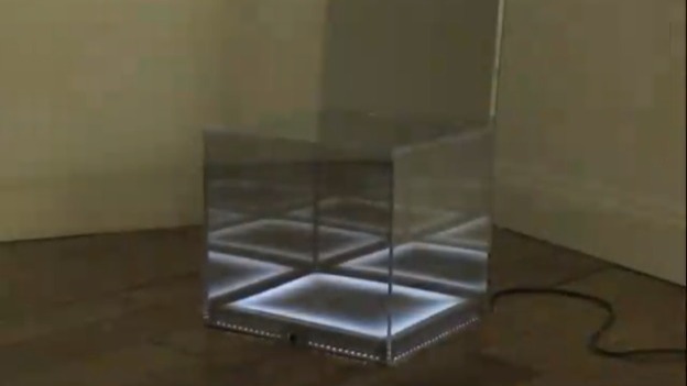 设计师的第一件作品就是椅子，他把单面镜形式延伸到制作桌子