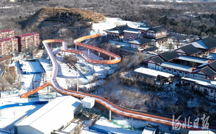 2月15日拍摄的雪后的唐山市超级绿道。该绿道全长10.5公里，是融生态修复、休闲运动等功能于一体的综合型城市慢行绿色景观通道。 闫军 摄