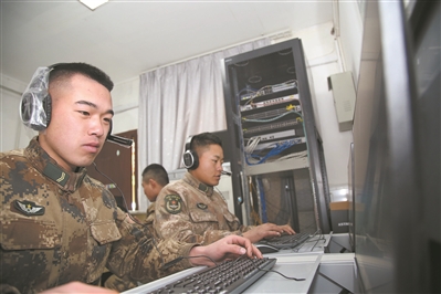连通大电网后，昆木加哨所购置一批新电脑，方便官兵与亲人视频通话。晏 良摄
