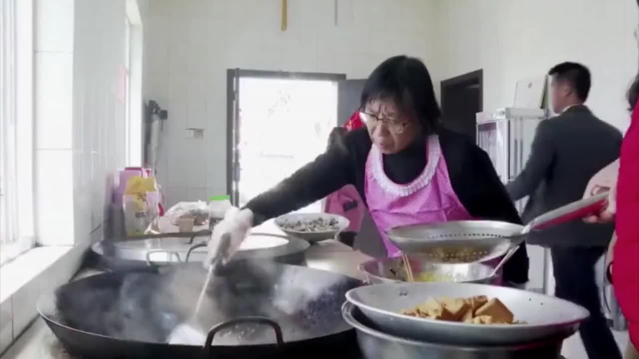 挂红灯笼、做团圆饭 张桂梅陪孩子们度过第20个春节