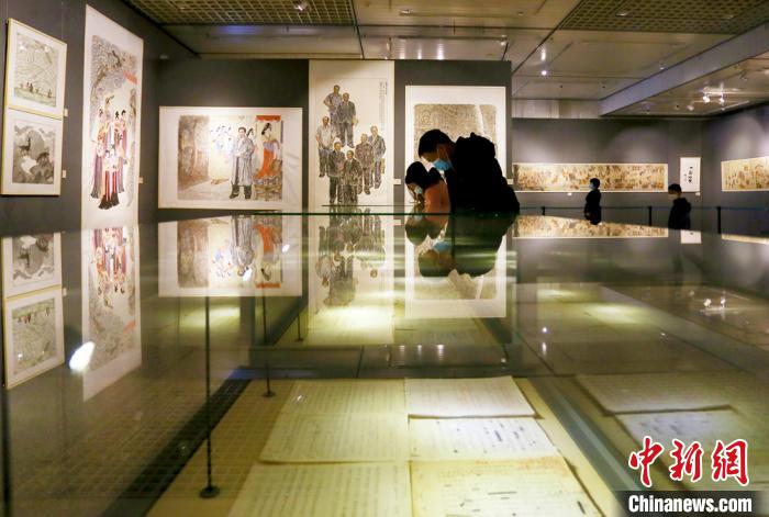 市民参观“情系敦煌——段文杰、段兼善父子作品展”,感受敦煌魅力。 高展 摄