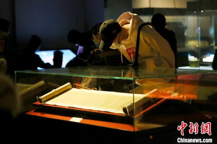 市民参观甘肃省博物馆内陈列的展品。 高展 摄