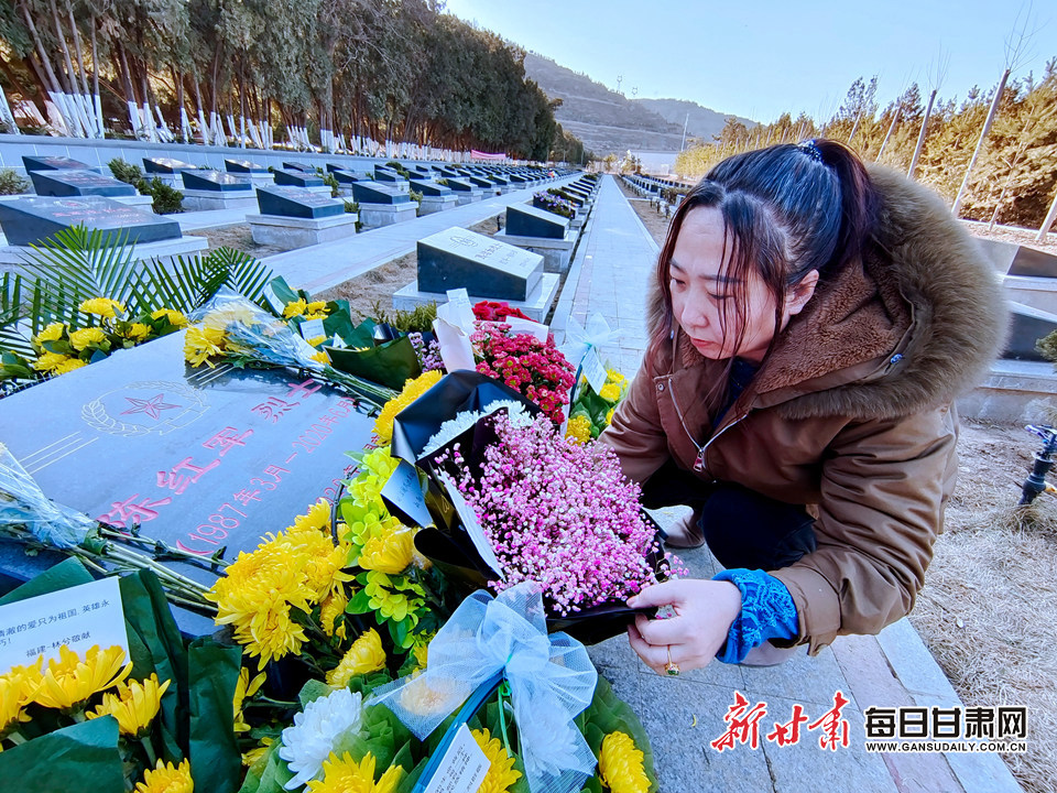 戴军向陈红军烈士敬献花篮
