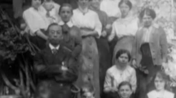 萧友梅创作歌曲《问》，表达对军阀统治的不满