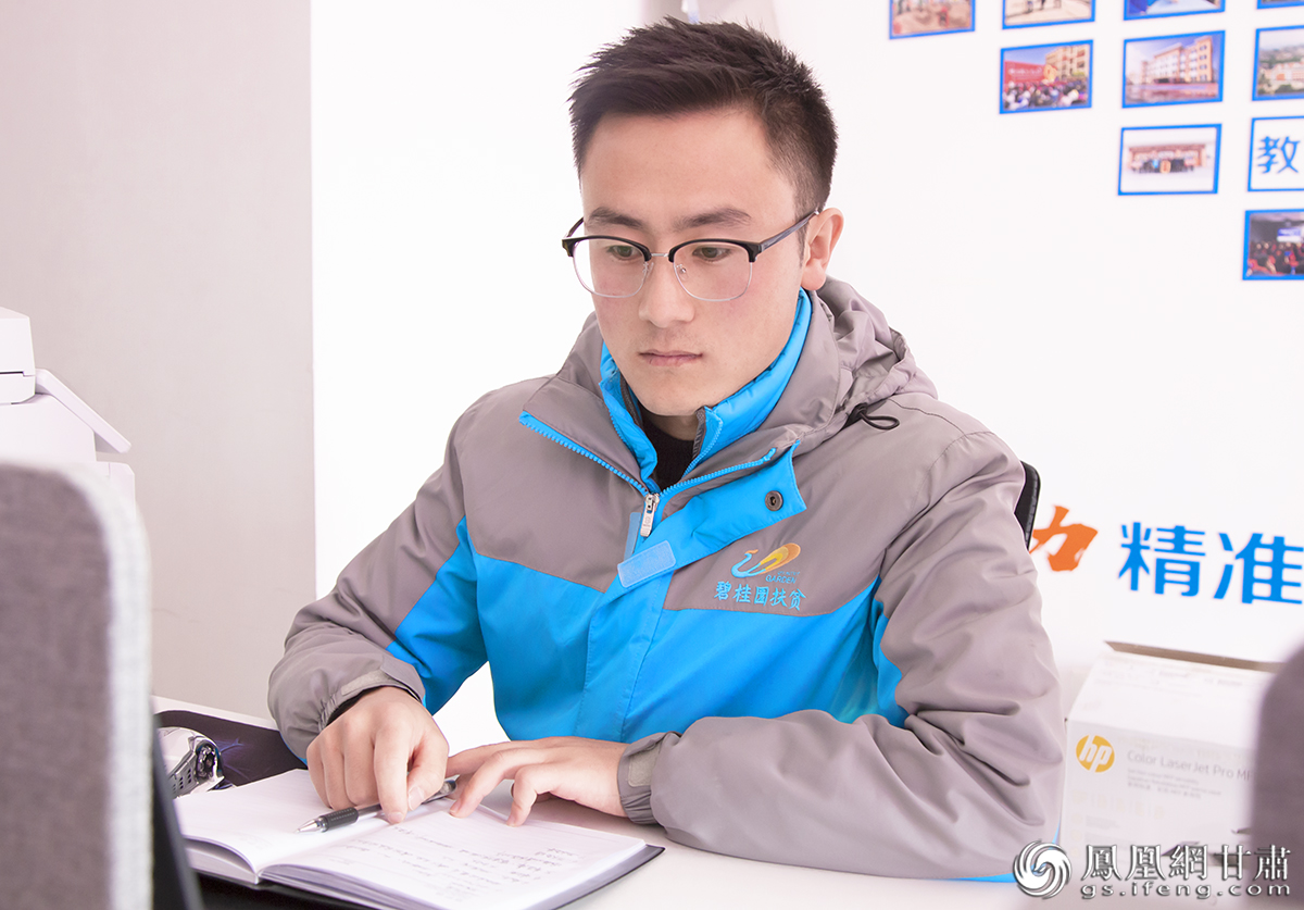 闵小伟正在记录日常工作笔记 王冰 摄