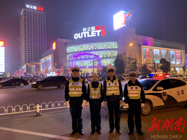 郝月荣（左二）和望城交警大队的同事们正在街面上执勤。 通讯员 摄