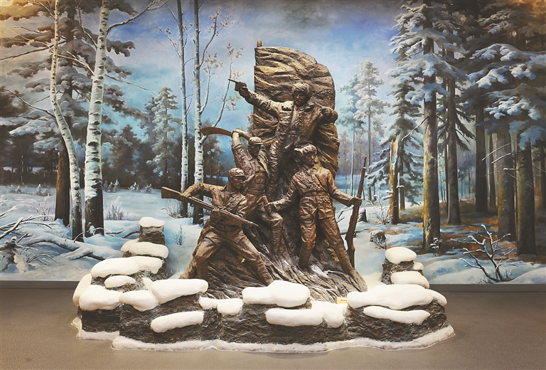 馆内主题雕塑"勇赴国难". 曹阳 董云平摄