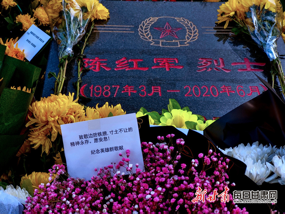 墓碑前摆满了鲜花