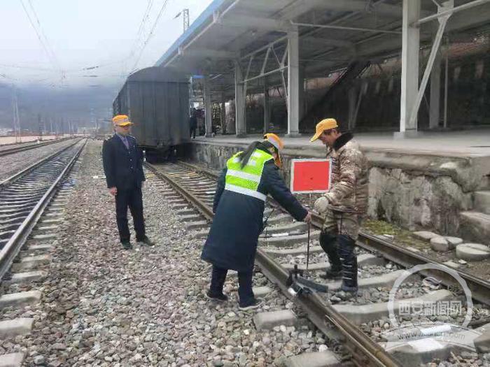 "2月14日,正月初三,在汉中车务段佛坪高铁火车站,客运员刘硕引导一名