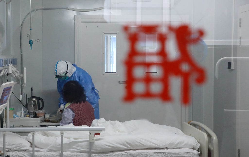 隔离病房内，贴上了福字窗纸 图/北京地坛医院