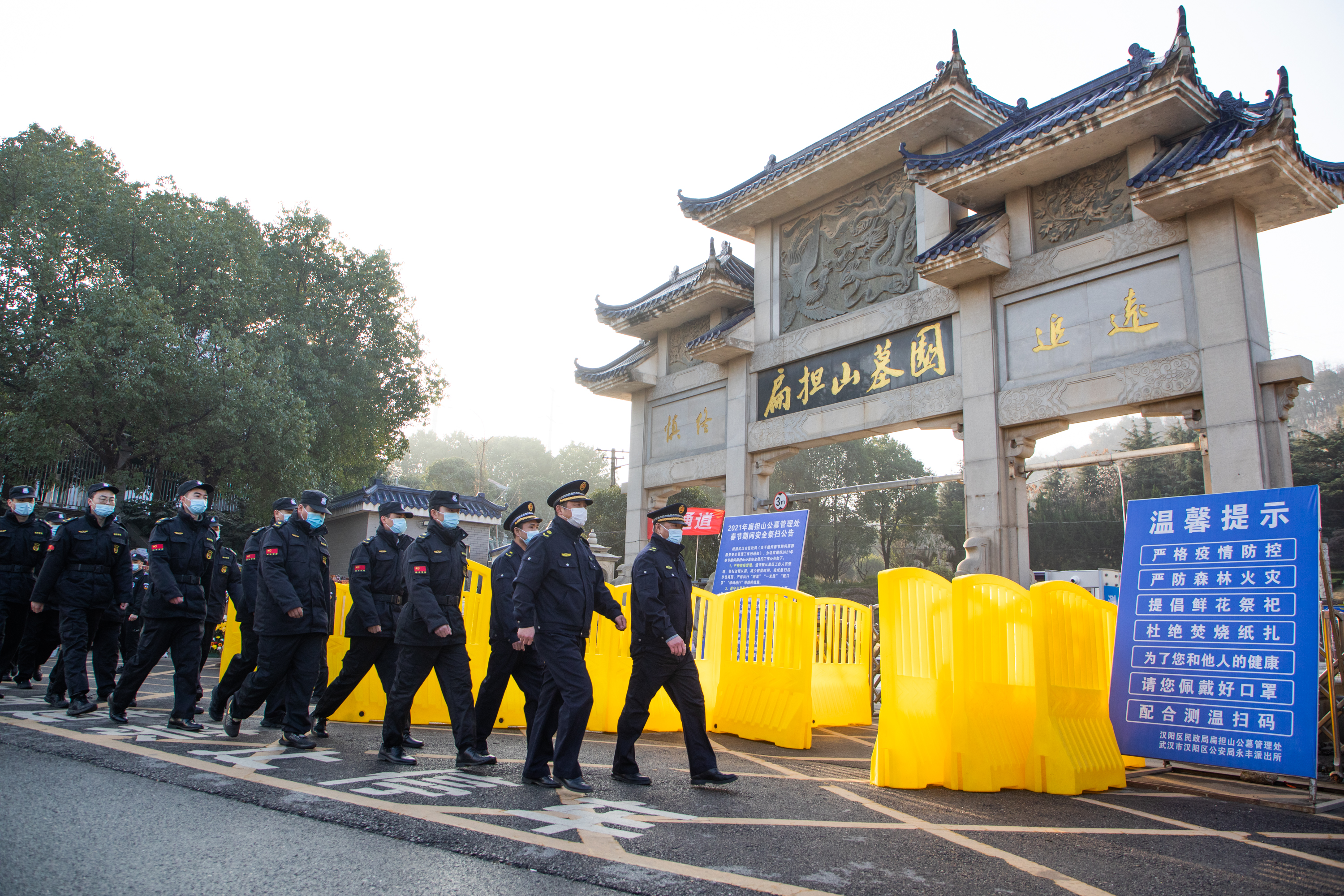 春节期间迎来祭扫高峰 汉阳城管全力做好墓区周边环境保障