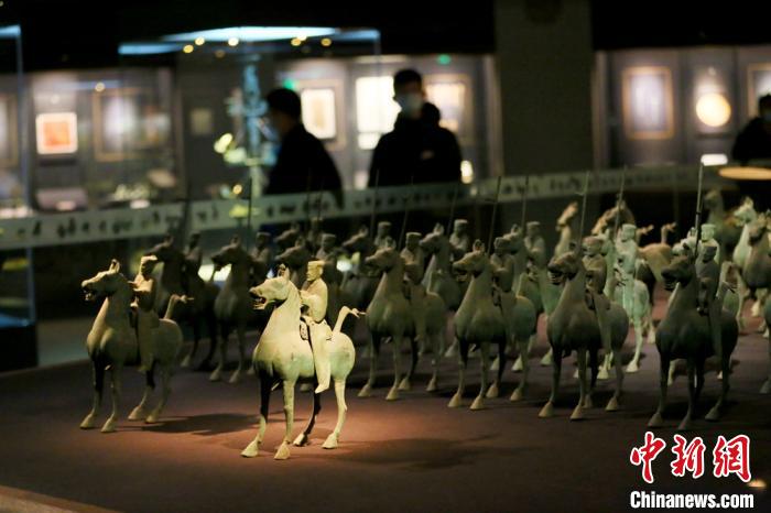 市民参观铜奔马及仪仗队。 高展 摄