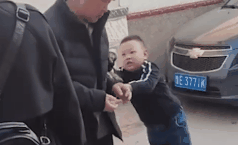 看哭无数人！5岁男童返城 使劲推爷爷上车一起走