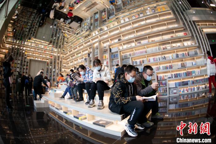 市民们坐在台阶上阅读。　韦亮 摄