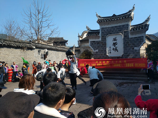 看苗家传统表演。