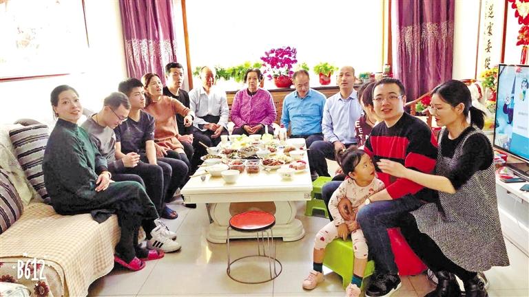 龚纯芝(左一)在兰州亲朋好友家中聚会 受访者供图