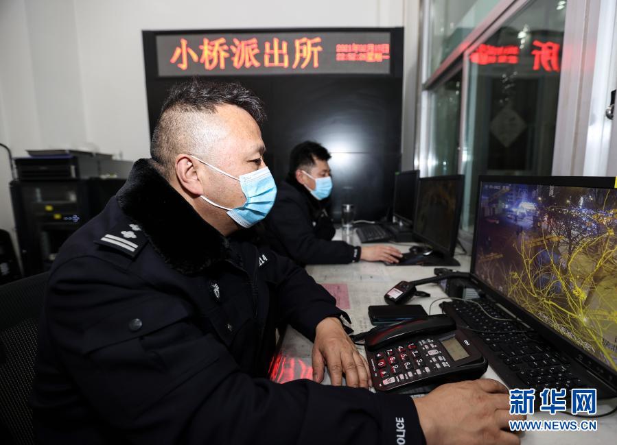 2月15日,值班民警在西宁市公安局城北公安分局小桥大街派出所值班室