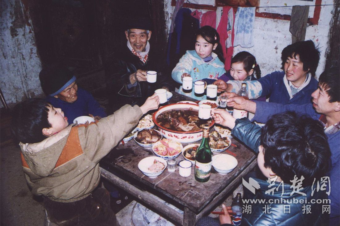 20世纪90年代的年夜饭.袁选国 供图