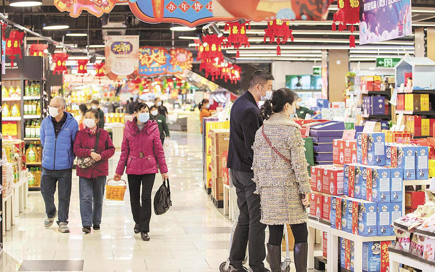 2月17日，市民在武汉中商徐东平价广场购物。春节期间，武汉市面向全体在汉人员投放春节消费券，不少市民走上街头、进入商城，开启“消费模式”。（湖北日报全媒记者 蔡俊 摄）