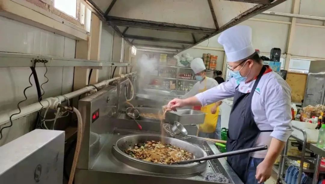 劳动者风采-食堂大厨炒菜忙