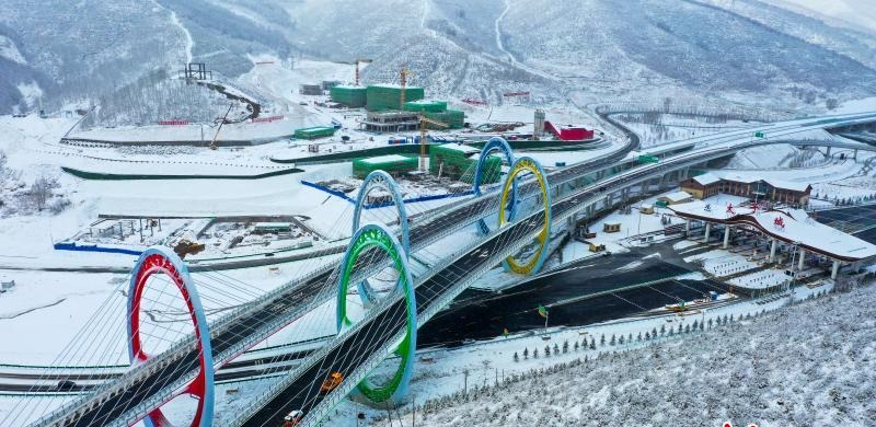 2020年12月21日无人机拍摄的延崇高速太子城互通主线一号桥雪中美景（图片来源：河北新闻网）