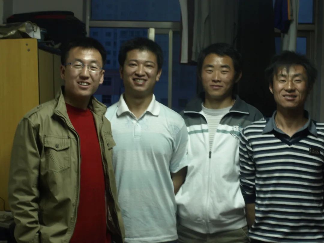 陈红军（左起第二位）与大学室友合影 （来源：西北师大官微）