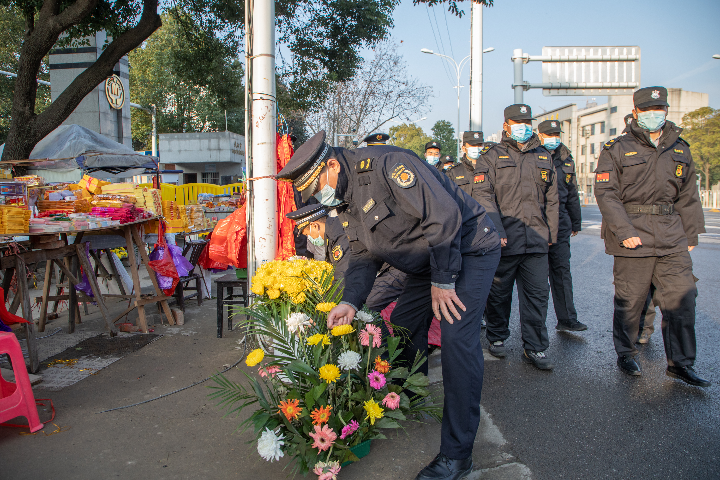 春节期间迎来祭扫高峰 汉阳城管全力做好墓区周边环境保障