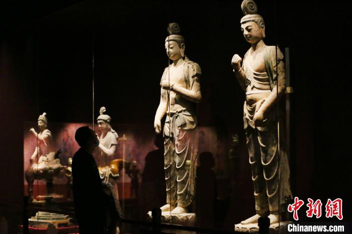 市民参观敦煌佛像。 高展 摄