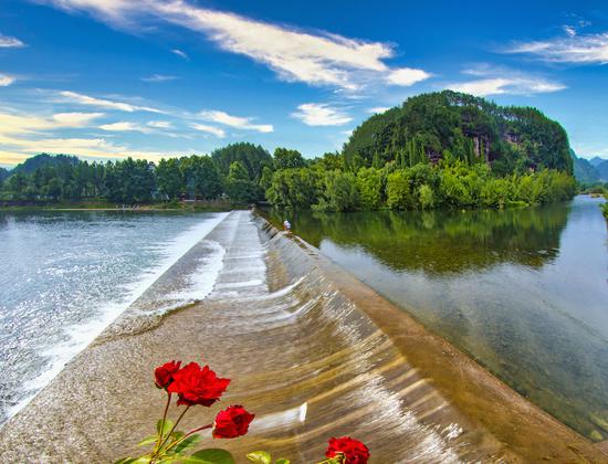 "这些天,在浙江金华婺城区白沙溪沿岸的白龙桥镇新昌桥村,"白沙揽胜"