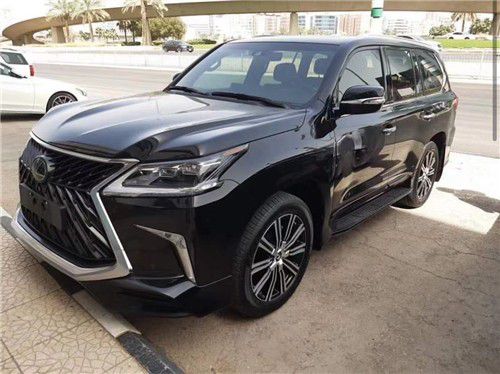 2021款雷克萨斯lx570全新设计的多功能方向盘,中控台,车门内侧均由
