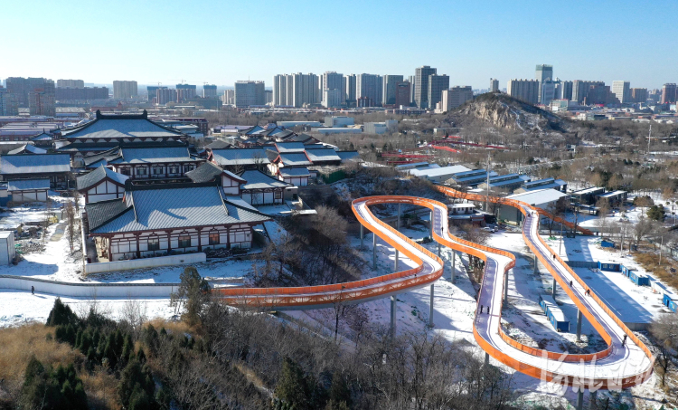 2月15日拍摄的雪后的唐山市超级绿道。该绿道全长10.5公里，是融生态修复、休闲运动等功能于一体的综合型城市慢行绿色景观通道。闫军 摄