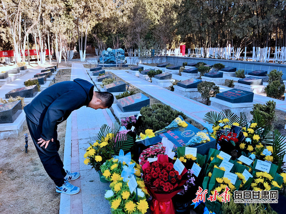 郭怀得三鞠躬向“卫国戍边英雄”陈红军寄托哀思 韦德占 摄