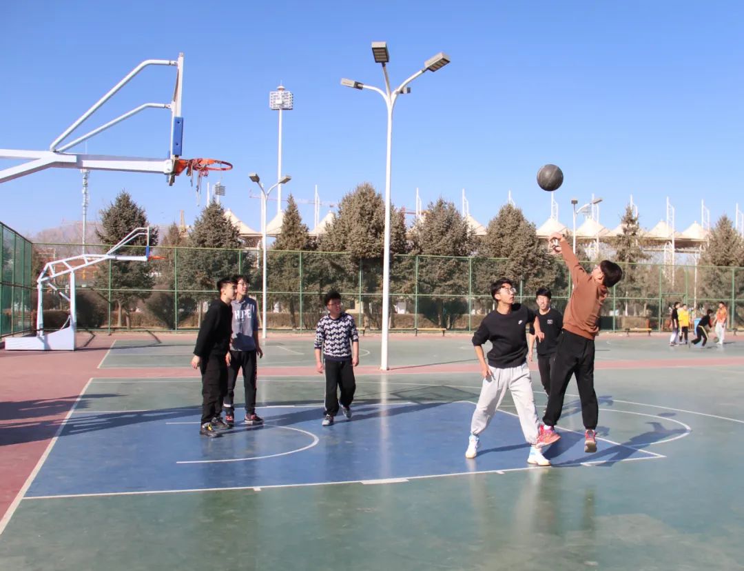 市民在市体育场打篮球 实习记者 左安强 摄市民在金水湖畔,龙首湖公园