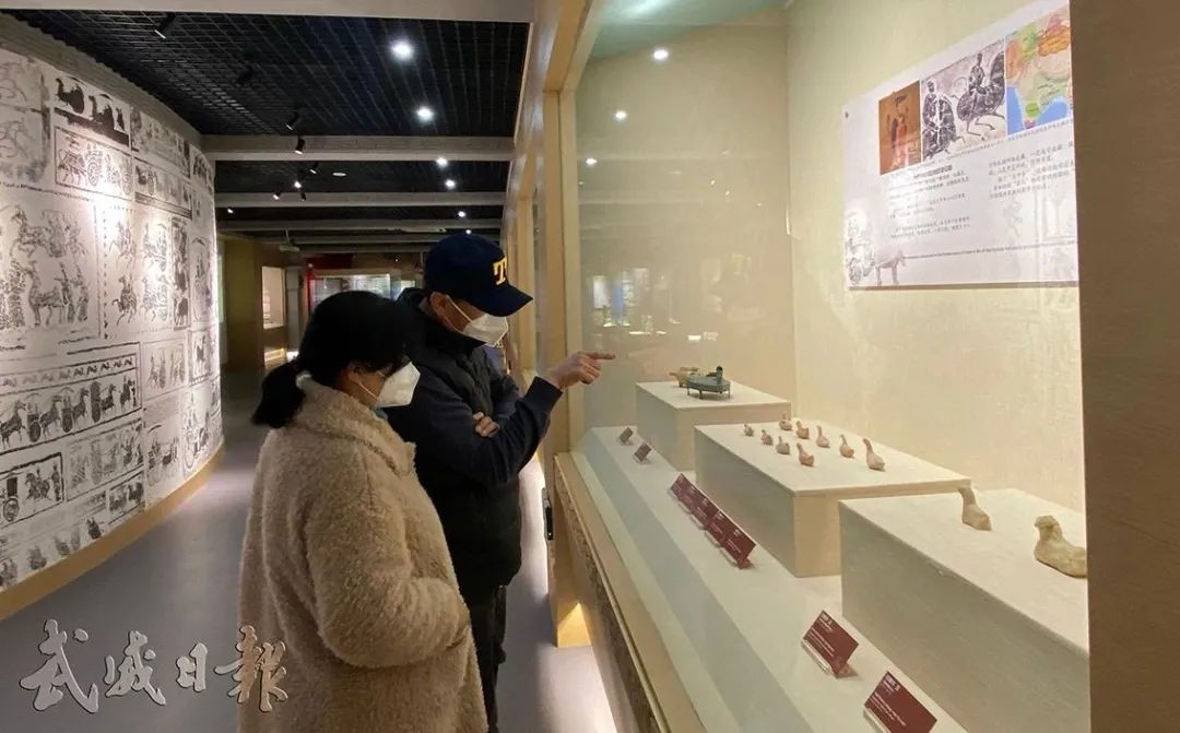 2月18日，来自陕西的游客在雷台汉文化博物馆陈列室参观。春节假日期间，我市旅游市场逐渐升温，到雷台、文庙等各大旅游景区观光旅游的游客络绎不绝。 全媒体记者韩筱蓓/摄