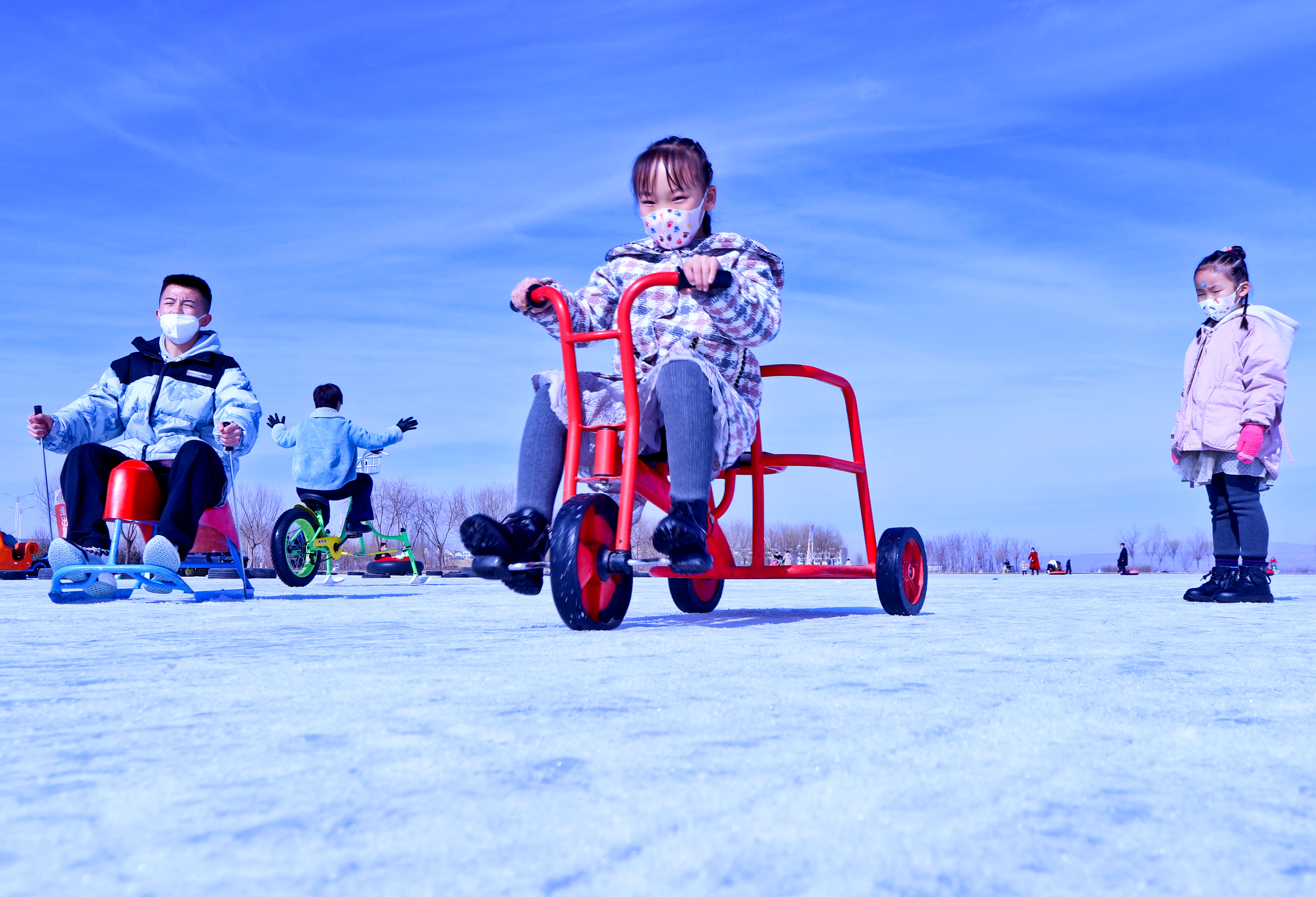 张掖国家湿地公园 承包“熊孩子”的“冰”纷春节