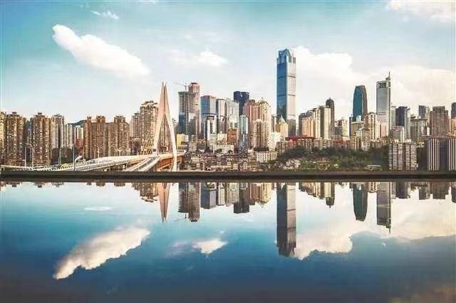 重庆城市蓝天白云。 苏思 摄