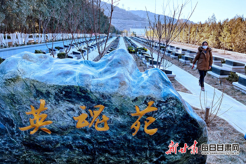 将40束鲜花敬献完毕后，戴军离开英魂苑。（本文图片摄影：韦德占）