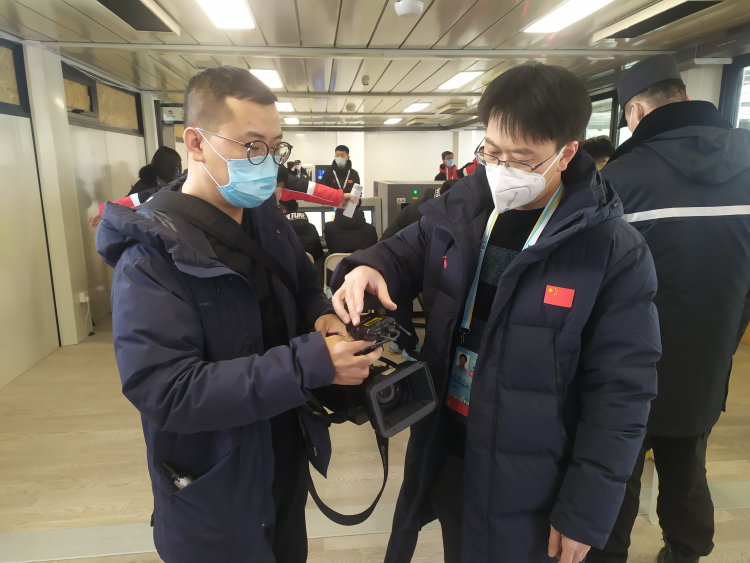 工作人员在安检口检查无线电设备。 河北省工业和信息化厅张家口无线电管理局供图