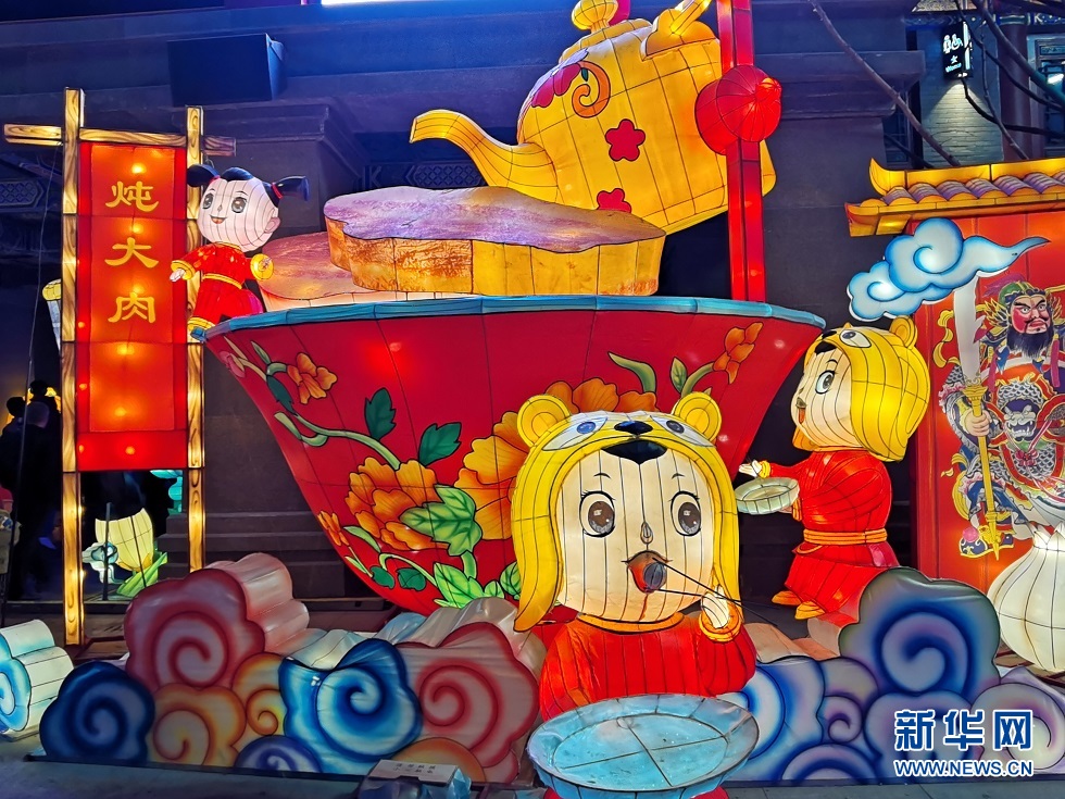 2月25日,拍摄于兰州老街的民俗花灯。新华网发(宋昱静 摄)