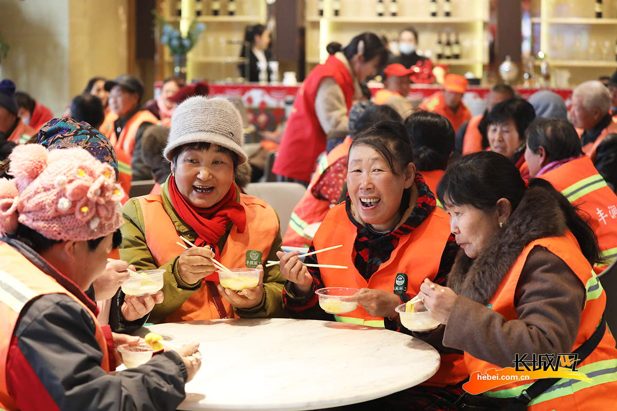 2月25日，丰润区环卫工人们在一起免费吃元宵。朱大勇 摄