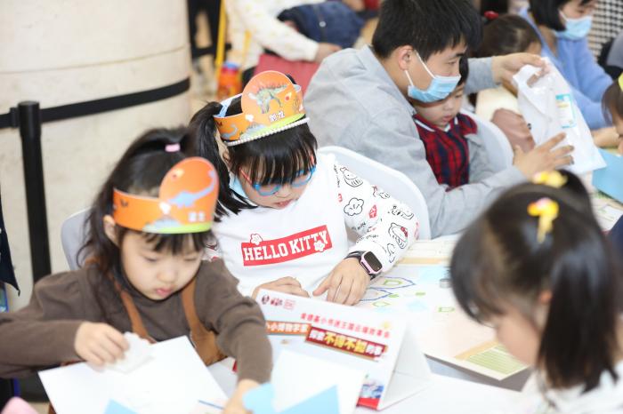 家长和孩子在现场制作空气净化房。远流天下供图