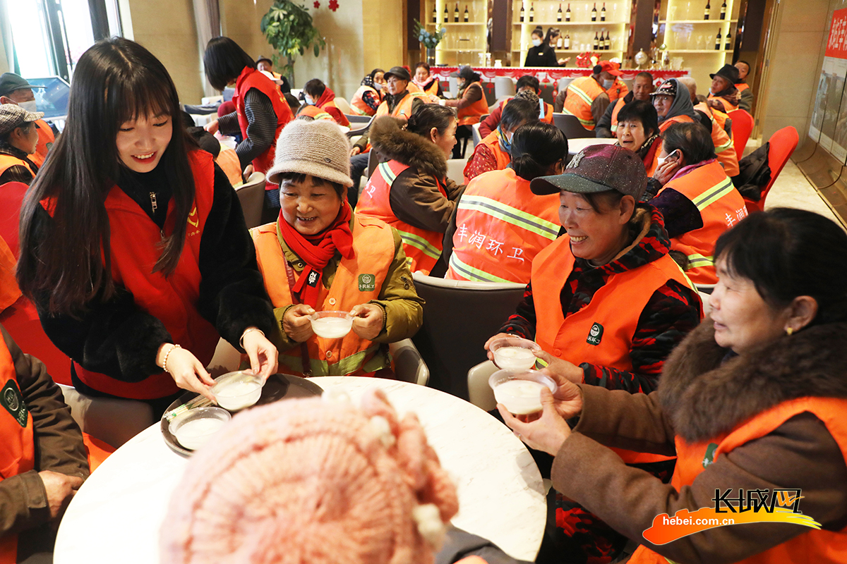 2月25日，丰润区爱心志愿者为环卫工人端元宵。朱大勇 摄