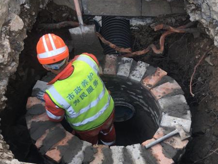 感谢！解决社区污水问题，群众代表赠十四字锦旗