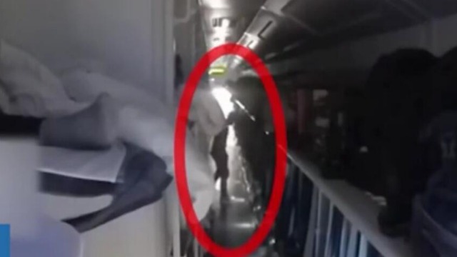 男子坐火车猥亵3名女乘客，被抓辩称是系鞋带