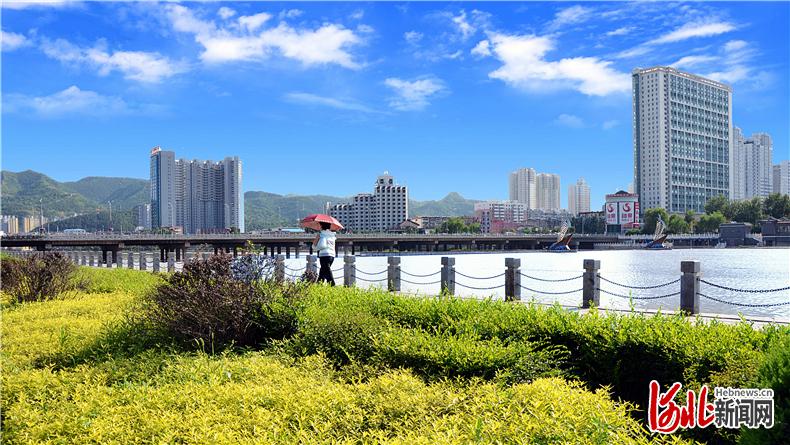 治理后的武烈河不仅水质得到极大提升，河两岸还成了市民休闲娱乐的好去处。（河北日报资料片） 通讯员于胜利摄