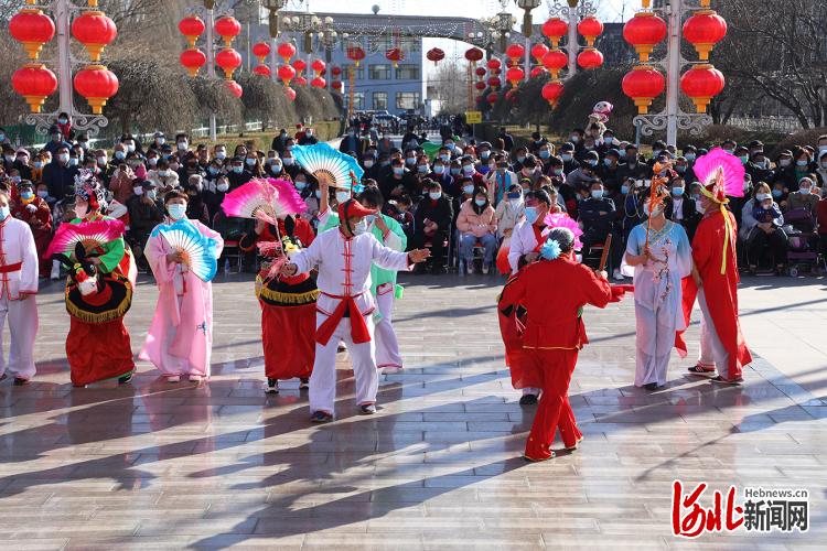 2021年2月22日，民俗表演队在河北省唐山市丰润区沙流河镇沙流河村表演秧歌。 通讯员朱大勇摄影报道